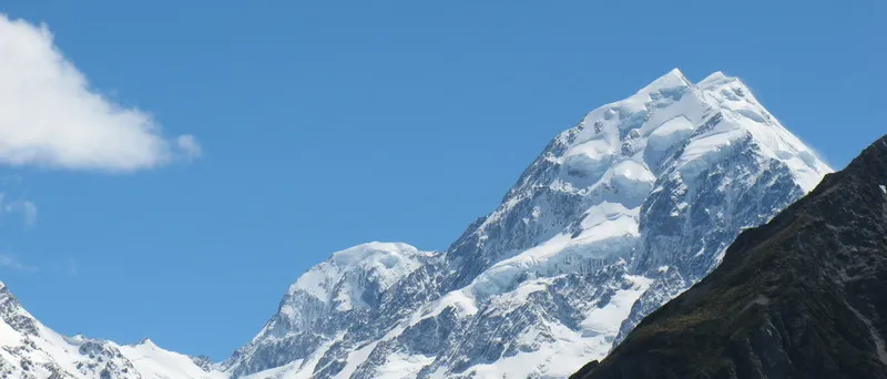 Mount Cook mit Gletscher über den grünen Hängen des Tals
