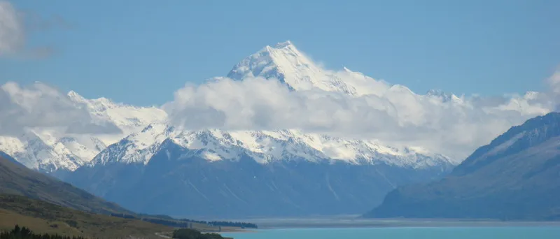 Mount Cook mit Schneegipfel über dem türkisfarbenen Lake Pukaki