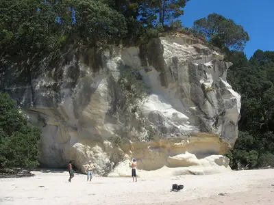 Heller Kalksteinfelsen über dem Strand von Cathedral Cove