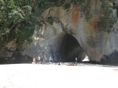 Der Felsdurchgang von Cathedral Cove vom Strand aus gesehen