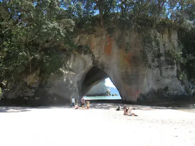Blick durch den Felsbogen hinaus auf das Meer