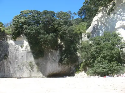 Weiße Felswand über hellem Sandstrand