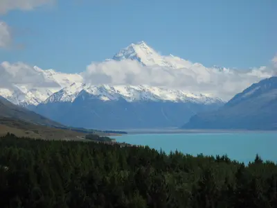 Mount Cook mit Schneegipfel über dem Lake Pukaki