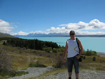 Ein Reisender am Ufer des Lake Pukaki