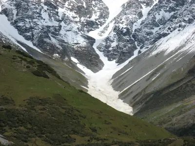 Schneefeld in einer steilen Bergflanke