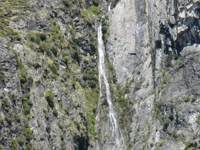 Wasserfall in einer dunklen Felswand