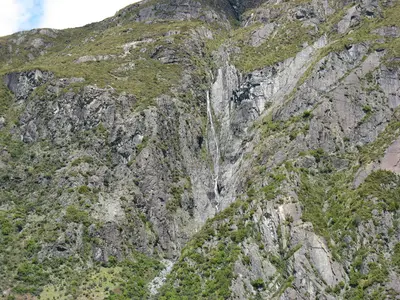 Zerklüftete Felsrinne im Steilhang