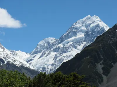 Mount Cook mit Gletscher über grünen Hängen