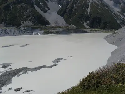 Graue Wasserfläche eines Gletschersees