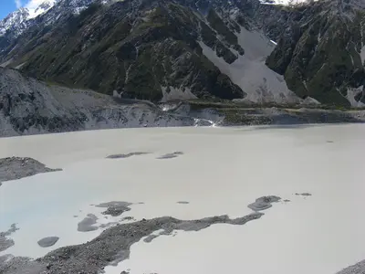 Gletschersee mit treibenden Eisschollen