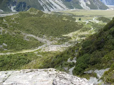 Serpentinen des Wanderwegs von oben gesehen