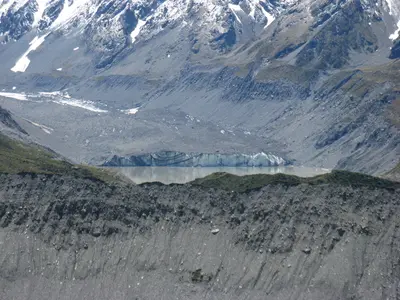 Gletscher mit Randsee aus der Höhe