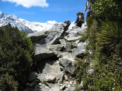 Wanderer auf einer Felsstufe des Aufstiegs
