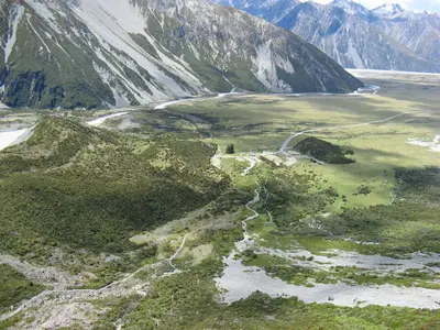 Grüne Terrassen hoch über dem Tal