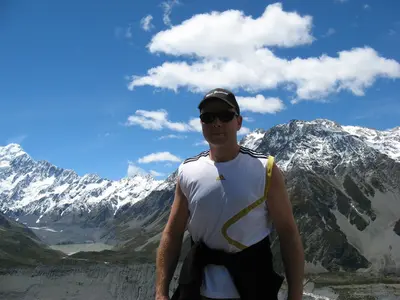 Ein Reisender vor dem Bergpanorama