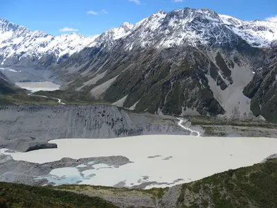 Gletschersee mit vorgelagerter Moräne