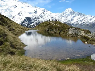 Bergsee, in dem sich die Schneegipfel spiegeln