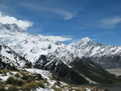 Schneegipfel über dem verschneiten Kamm