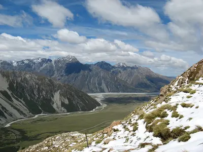 Blick vom Kamm hinunter ins Gletschertal