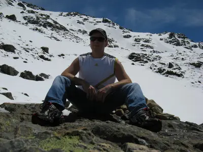 Pause mit Blick über die Schneefelder