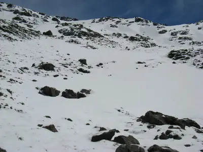 Weite Schneefläche am Hang
