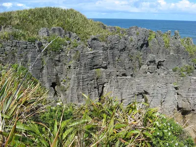 Blick über die Schichtfelsen hinaus aufs Meer