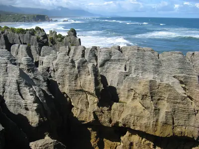 Blick über die Pancake Rocks aufs offene Meer